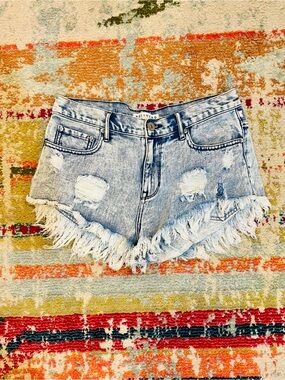 Bullhead Denim Co. Light Wash Distressed Denim Fringe Hem Women's Shorts